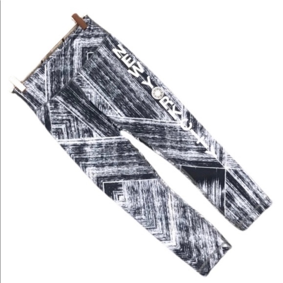LULULEMON Black & White Print NYC Cropped Legging - Picture 1 of 8